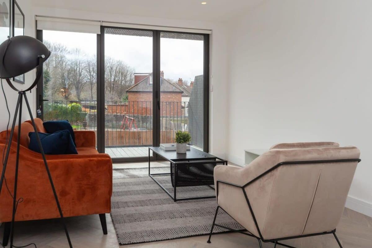 Modern 2 Bedroom Apartment In Wimbledon London Eksteriør billede