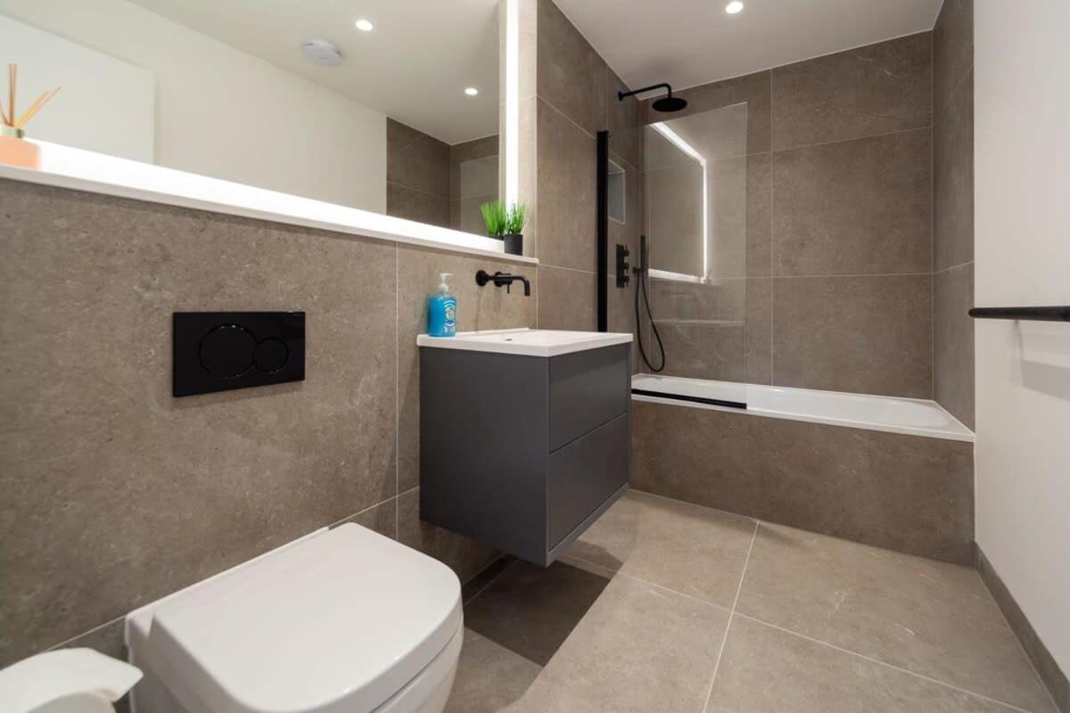 Modern 2 Bedroom Apartment In Wimbledon London Eksteriør billede