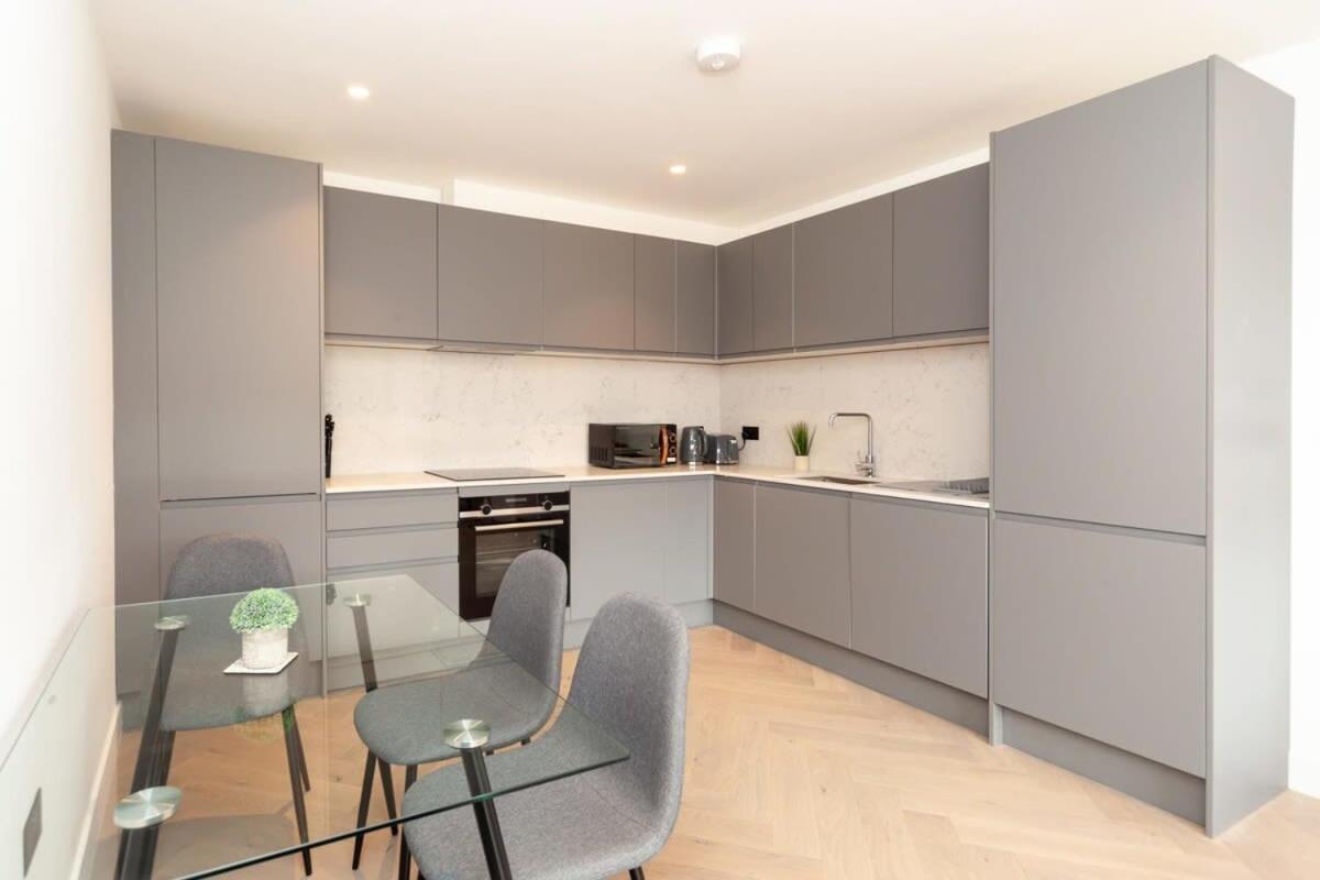 Modern 2 Bedroom Apartment In Wimbledon London Eksteriør billede