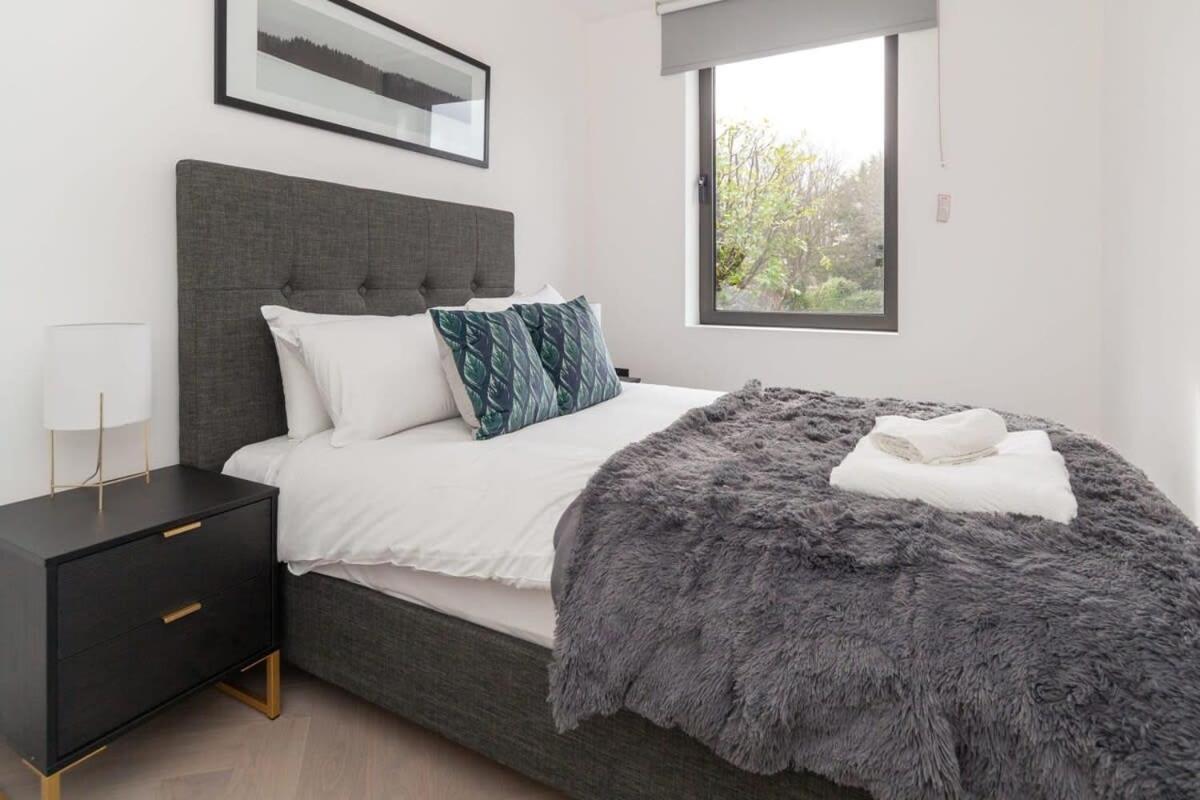 Modern 2 Bedroom Apartment In Wimbledon London Eksteriør billede