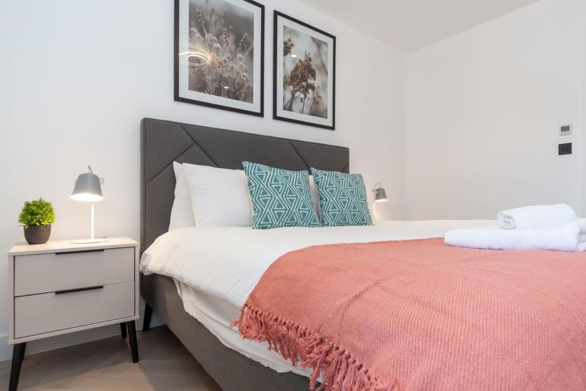 Modern 2 Bedroom Apartment In Wimbledon London Eksteriør billede
