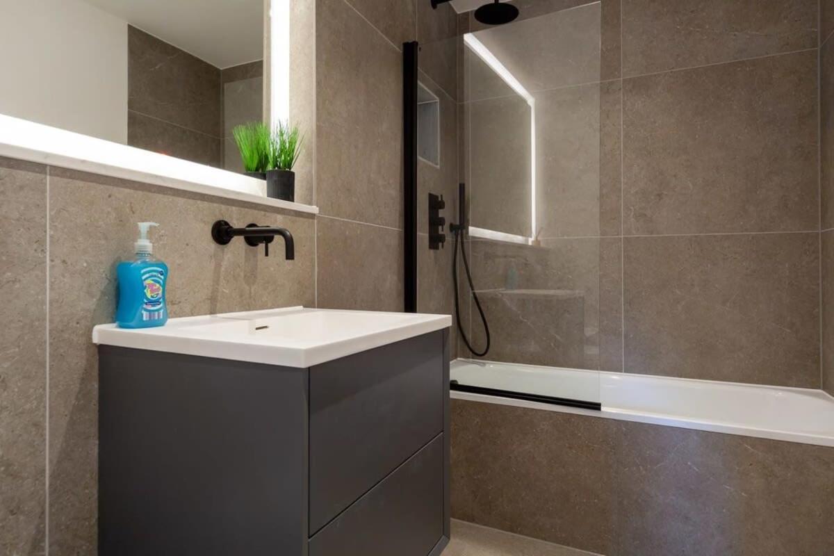 Modern 2 Bedroom Apartment In Wimbledon London Eksteriør billede