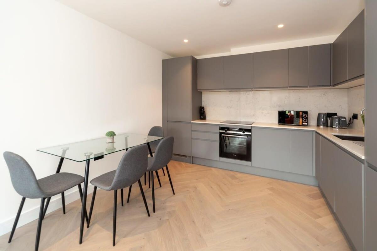 Modern 2 Bedroom Apartment In Wimbledon London Eksteriør billede